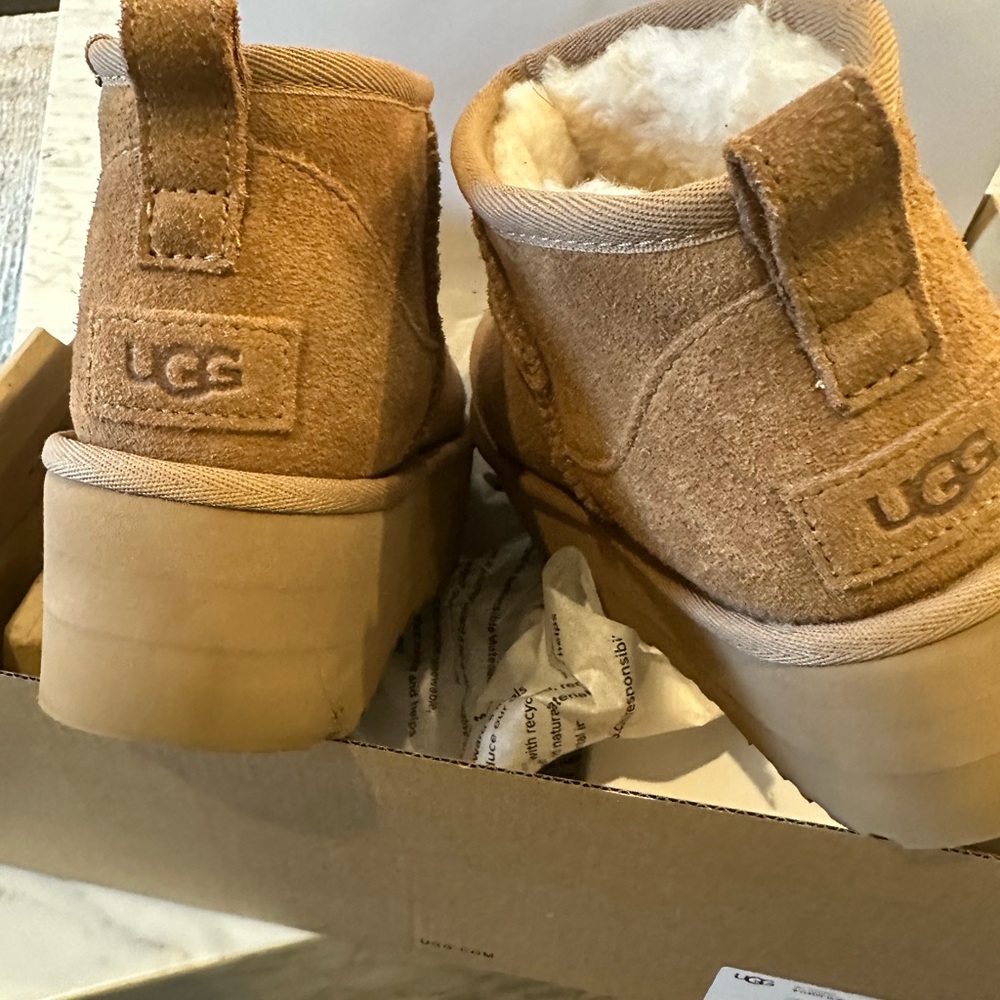 Woman’s classic platform Uggs size 7
Tan color